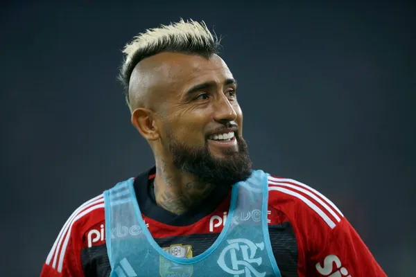 Vidal, a la espera de su nuevo club, llenó de elogios a Jorge Almirón