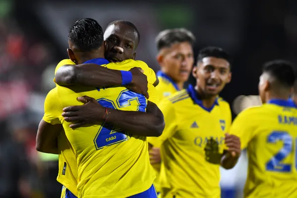 El abrazo de Villa y Advíncula (Getty)