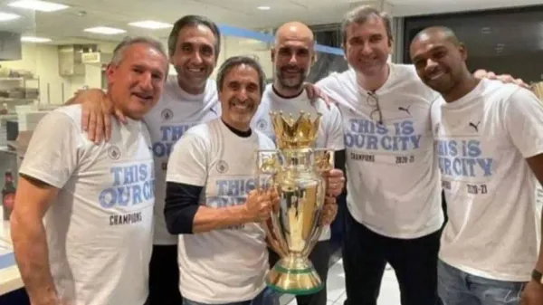 Patsy, con el trofeo de la Premier League