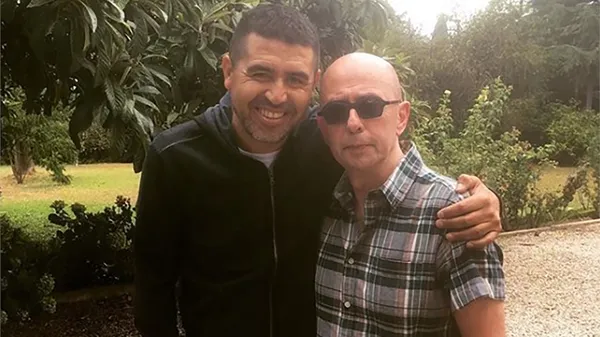 Abrazo de amigos e hinchas de Boca: Riquelme junto al Indio Solari.