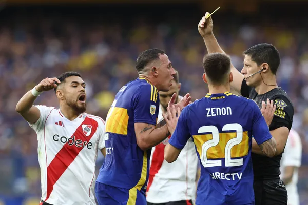 Cristian Lema recibiendo la tarjeta roja vs. River (Getty Images)