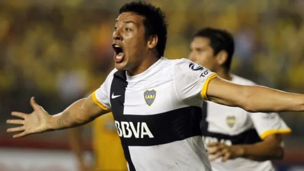 Chiqui Pérez en Boca. Atrás, Guillermo Burdisso.