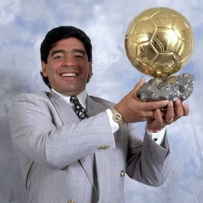 Diego Maradona con el Balón de Oro Honorífico en 1995 (Archivo)