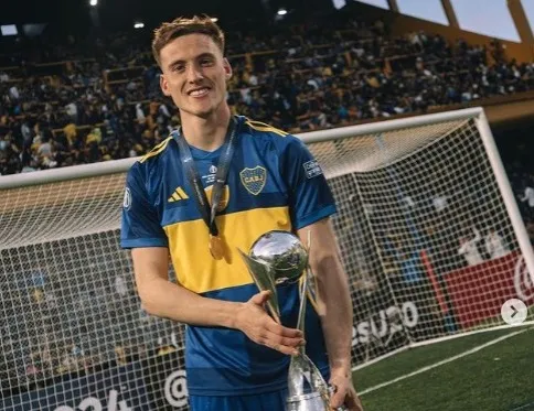 Jabes Saralegui con el trofeo de la Intercontinental Sub 20