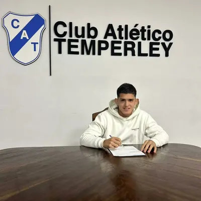 Julián Carrasco firmando su contrato con Temperley (
