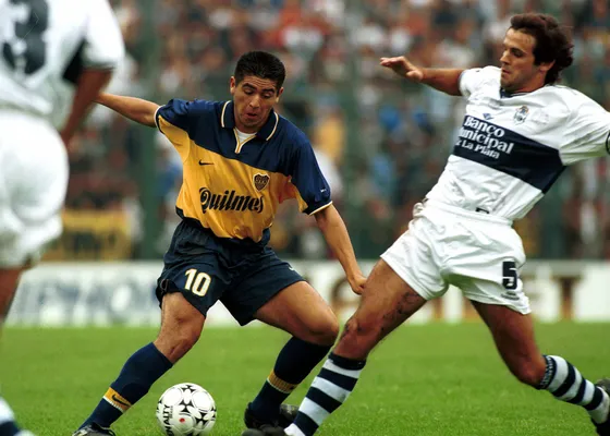 Román y la pelota: una imagen que se hizo habitual en Boca.