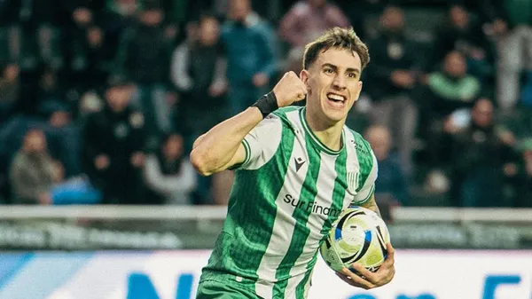 Banfield debe vender a un jugador y Boca está interesado en Auzmendi. (Instagram)