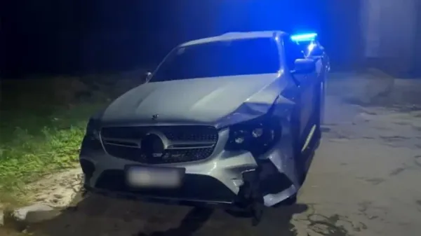 Así quedó el auto de la daminficada. (Tyc Sports)