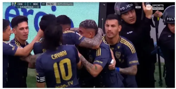 El gesto de Cavani y Paredes con Aguirre en el festejo de gol.