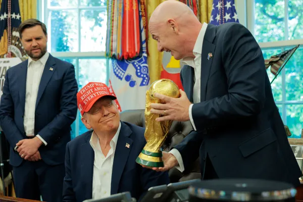 El presidente de la FIFA junto a Donald Trump con el trofeo del Mundial. (Getty)