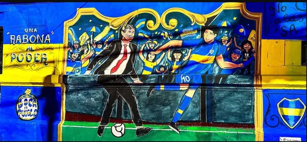 El caño de Riquelme a Macri se hizo mural. (@agusfriasx)