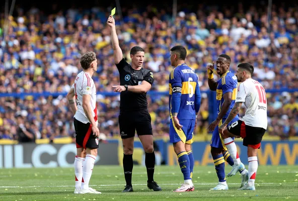 La advertencia de Giorgio Armas con el árbitro del Boca-River. (Getty)