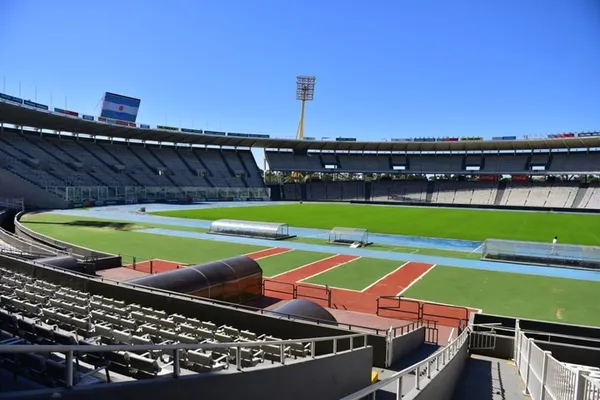 La mejora del césped del Kempes. (La Voz del Interior)
