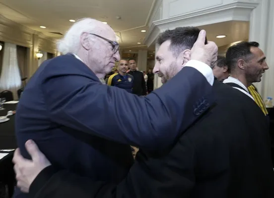 Carlos Bianchi y Lionel Messi en la despedida de Riquelme en 2023 (Boca Oficial)