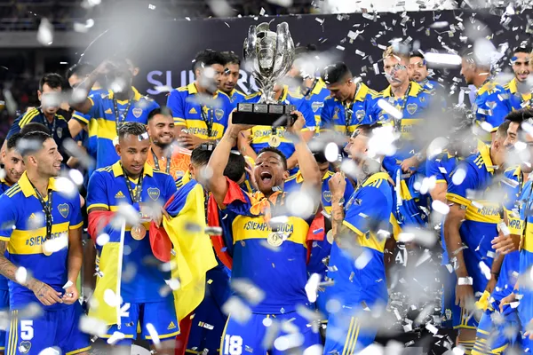 Fabra levanta la Supercopa (Getty)