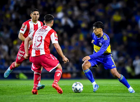 Cristian Medina en el duelo con Unión. (Getty)