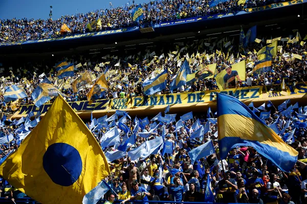 Hinchas de Boca recibiendo al equipo en el Superclásico con River. (Getty)