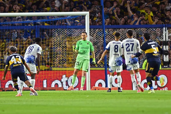 Agustín Marchesín festeja su penal atajado ante Talleres