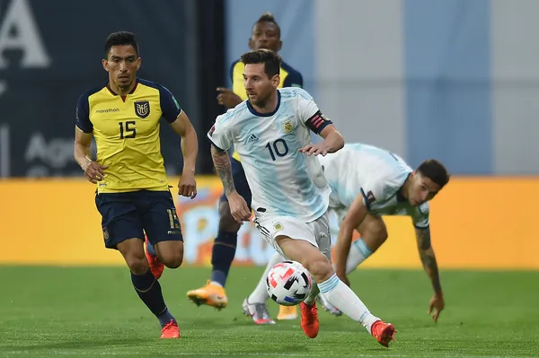 BUENOS AIRES, ARGENTINA - OCTOBER 08: Lionel Messi of Argentina controls the ball during a match between Argentina and Ecuador as part of South American Qualifiers for Qatar 2022 at Estadio Alberto J. Armando on October 08, 2020 in Buenos Aires, Argentina. (Photo by Marcelo Endelli/Getty Images)