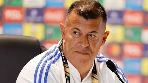 Jorge Almirón no fue acompañado por ningún jugador tras la derrota