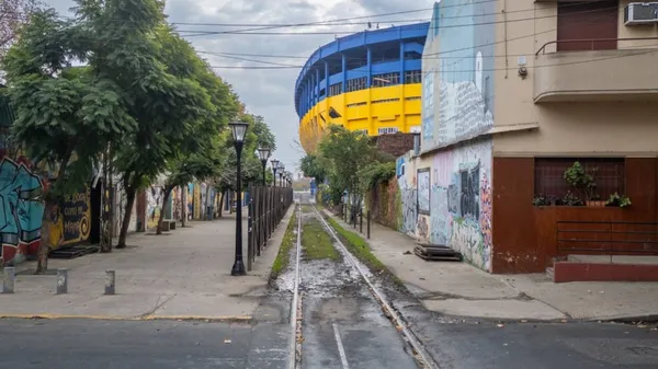 Boca quiere construir sobre las vías del tren.