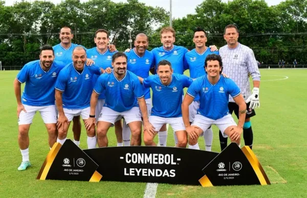 El equipo de Juan Román Riquelme en el partido de leyendas.