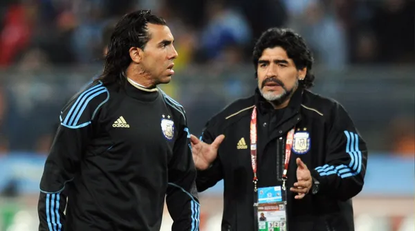 Carlos Tevez y Maradona en el Mundial de Sudáfrica 2010 (Getty Images)