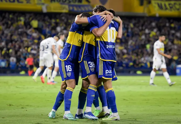 El festejo de Boca tras el gol de Anselmino. (Getty)