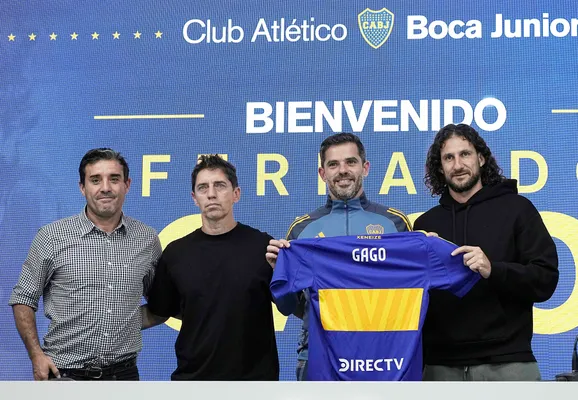 Fernando Gago junto a su cuerpo técnico. (Imago)