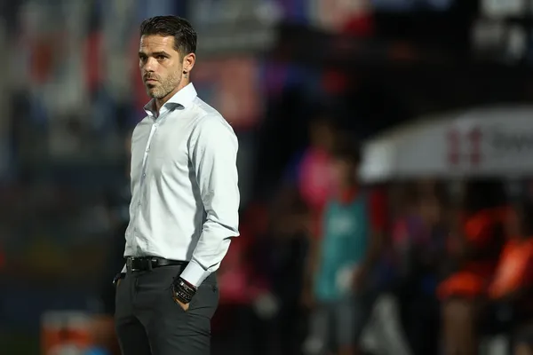 Fernando Gago define el arquero.