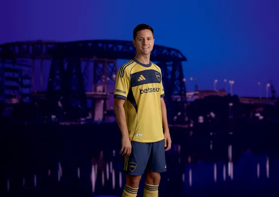 Herrera y la indumentaria suplente de Boca.