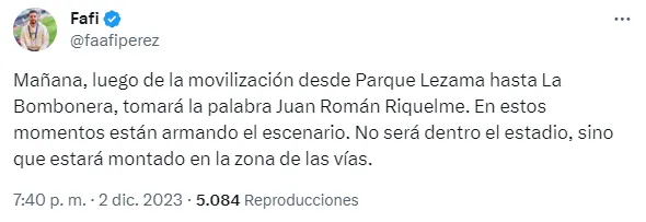 El armado del escenario en el que hablará Juan Román Riquelme. (Captura)