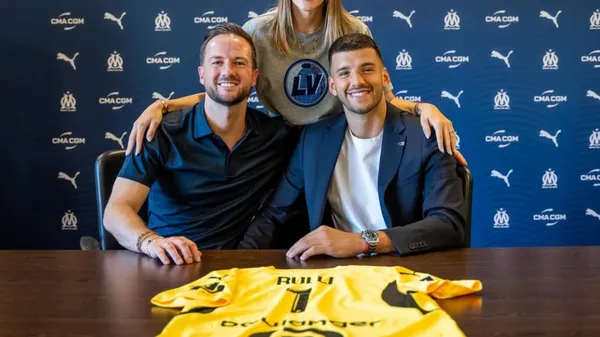 Rulli y su representante en su arribo al Olympique de Marsella. (Instagram)