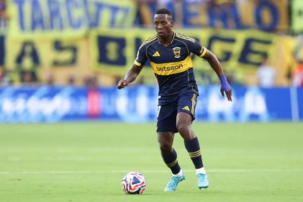 Advíncula es pretendido en el fútbol peruano. (Getty Images)