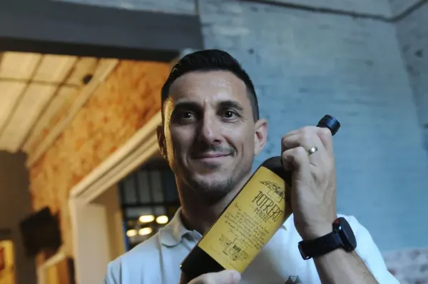 Burdisso con su vino llamado "Potrero". (Javier Ferreyra, Diario La Voz)