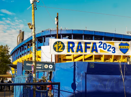 Los carteles de Rafa Di Zeo, en las inmediaciones de La Bombonera