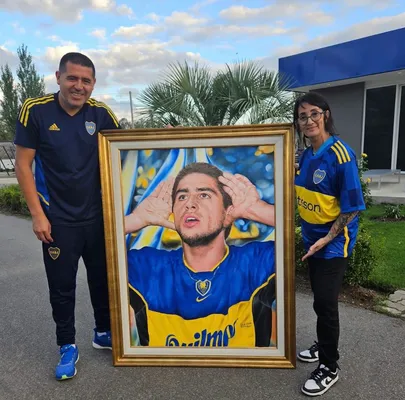 La foto de Juan Román Riquelme y Claudia Pérez junto a la obra.