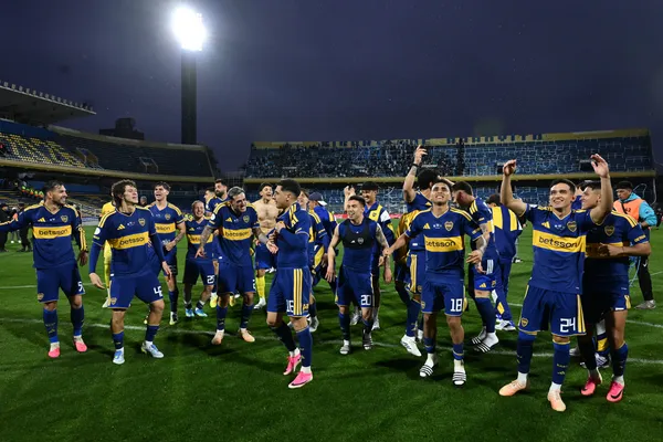 ROSARIO, ARGENTINA - SEPTEMBER 27: Players of Boca Juniors celebrate with teammates after the 2026 Copa Argentina Round of 8 match between Racing Club and Boca Juniors  at Estadio Gigante de Arroyito on September 27, 2026 in Rosario, Argentina. (Photo by Luciano Bisbal/Getty Images)