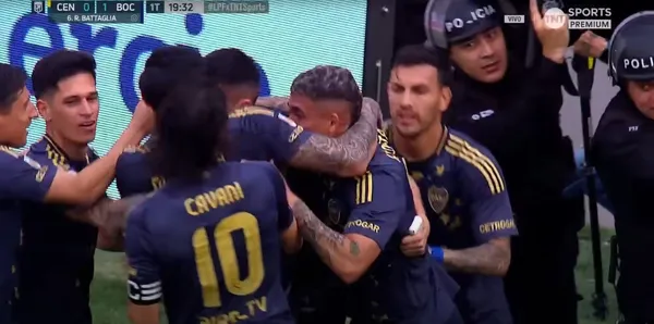 El gesto de Cavani y Paredes con Aguirre en el festejo de gol.