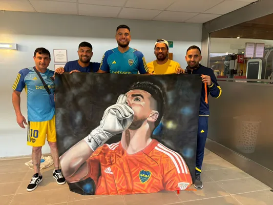 Sebastián y sus amigos, junto a Chiquito Romero y la bandera que le regalaron.