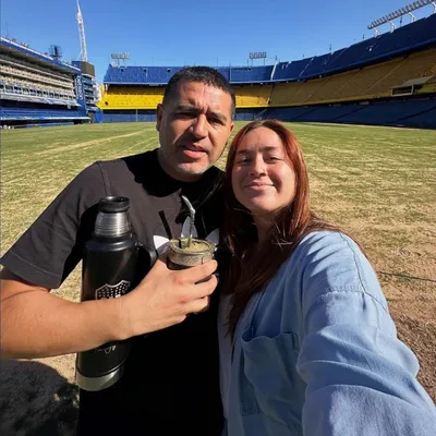 Román y una de sus hijas en La Bombonera.