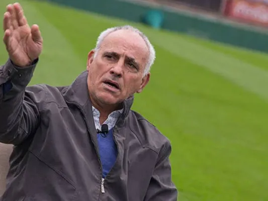 Antonio Alzamendi, ídolo de River, le reclamó a Bielsa por Cavani. 
