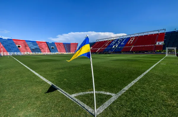 El banderín de Boca flamea en la cancha de San Lorenzo