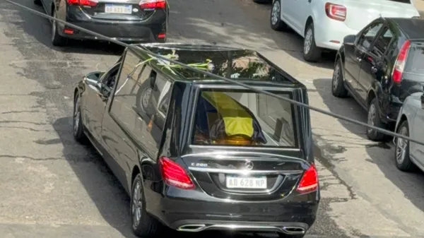 El ataúd de Russo, con una bandera de Boca. (@Tato_Aguilera)