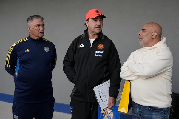 Blas Giunta y Mauricio Serna recibieron a Néstor Lorenzo. (Boca oficial)