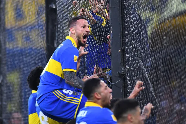 Benedetto festeja su gol ante River en La Bombonera