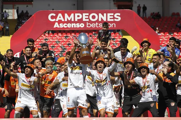 Cobreloa volvió a Primera en Chile y coincide con la primera consagración de Boca en Libertadores