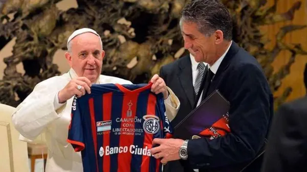 El Papa Francisco recibió a todo el plantel de San Lorenzo en 2014. (Archivo)