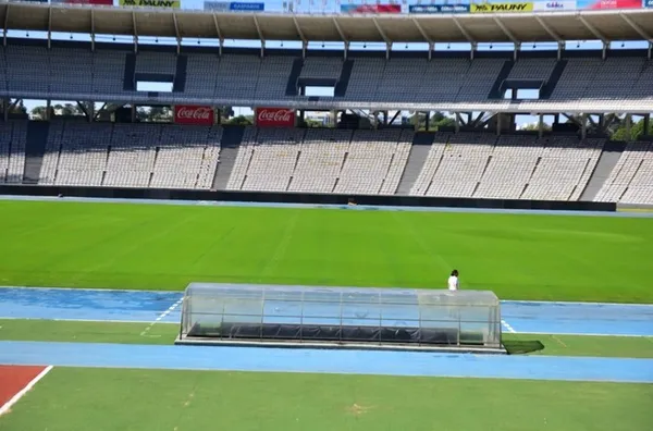 La mejora del césped del Kempes. (La Voz del Interior)