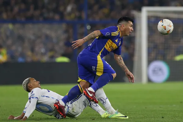 Gary Medel luce el nuevo short titular de Boca